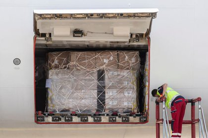 Foto de archivo ilustrativa de un avión en el aeropuerto de Suiza cargado con ayuda humanitaria. Jun 18, 2020. (Foto: Ennio Leanza/Pool via REUTERS)