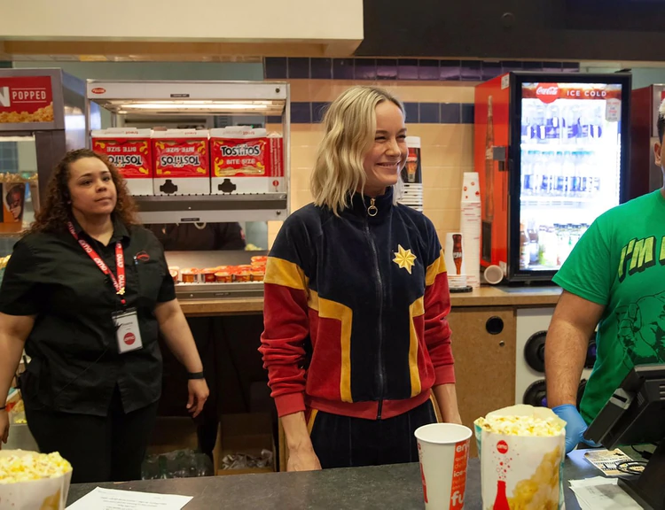 Brie Larson vendió popcorn en una sala de Nueva Jersey durante la promoción de Capitana Marvel.