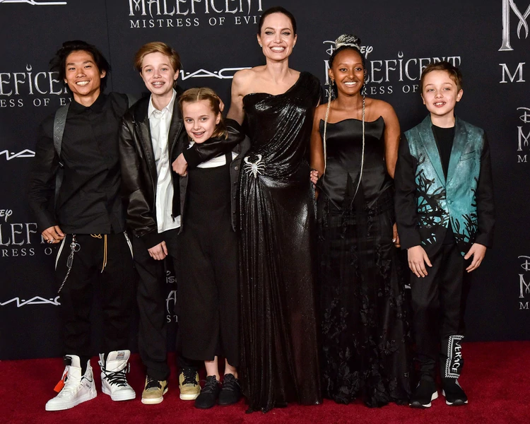 Angelina Jolie y sus hijos en la premiere de 