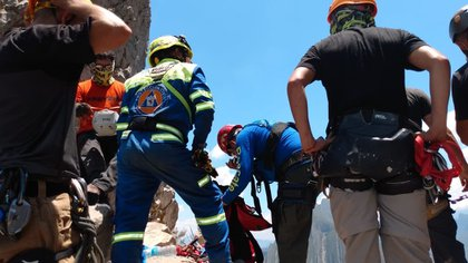 Los rescatistas acudieron al lugar y llevaron a cabo labores de búsqueda por más de diez horas (Foto: Twitter:@pcsantacatarina) 