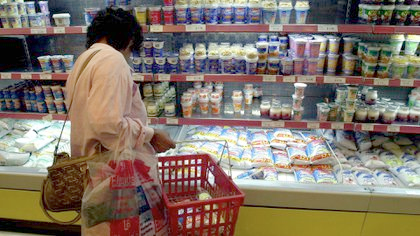 De acuerdo con una nutrióloga, la principal recomendación para comprar cualquier producto lácteo es que no lleve más de 10 ingredientes(Foto: Reuters)