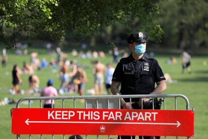 FOTO DE ARCHIVO: Un oficial del Departamento de Policía de la Ciudad de Nueva York (NYPD) con una mascarilla se encuentra en la entrada del Sheep Meadow en Central Park durante el brote de coronavirus (COVID-19), en Manhattan, Nueva York, EEUU. 15 de mayo de 2020. REUTERS/Andrew Kelly/File Photo