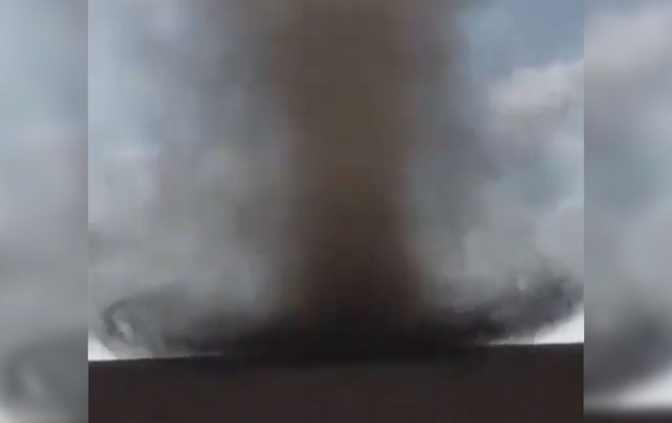 Video: ruso graba tornado que se genera a metros de él