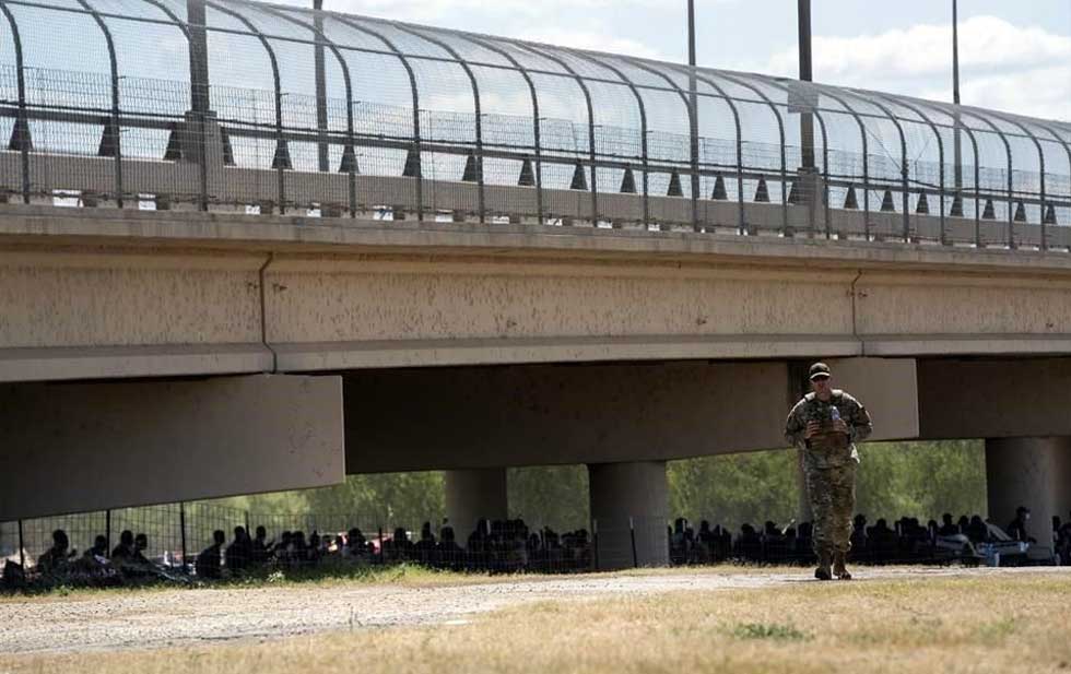 Amontonan a 9 mil migrantes bajo puente en Del Río, Texas