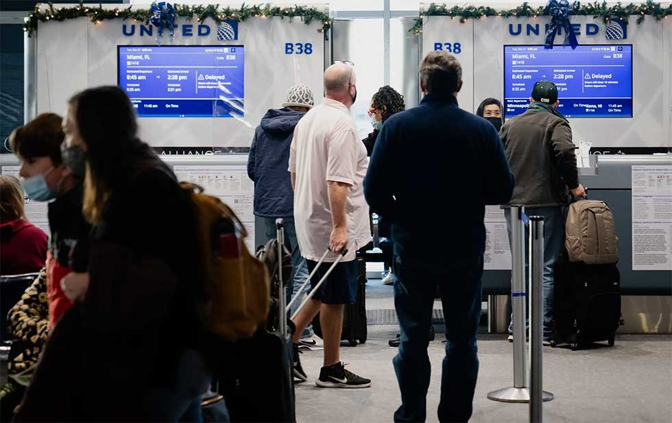 Cancela United Airlines más de cien vuelos en la víspera de Navidad por  ómicron