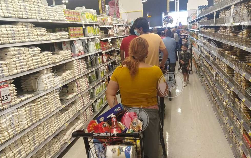 Saturan juarenses supermercados por compras de pánico