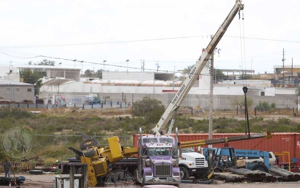 Worker dies when the hook of an industrial crane falls on him