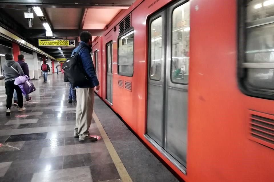 Optan usuarios del Metro de CDMX por el auto ante fallas
