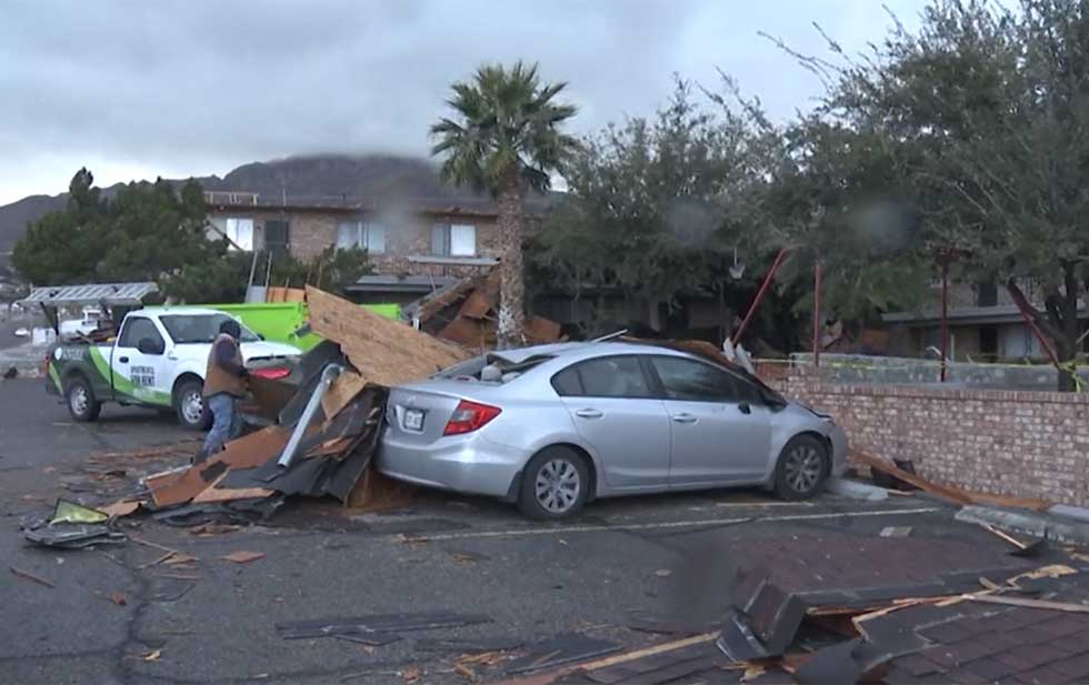 Video: Strong winds demolish the roof of 12 apartments